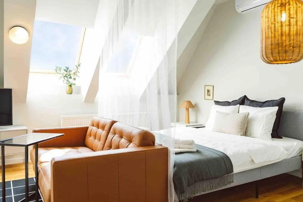 Vivando - Beautiful Studio B + Parking Bukarest 0*,